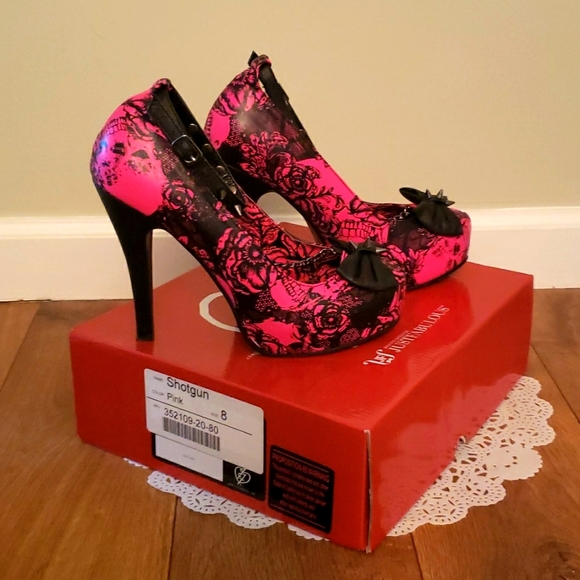 JustFab Size 8 Hot Pink Skull & Roses Spike Heels - Picture 2 of 7